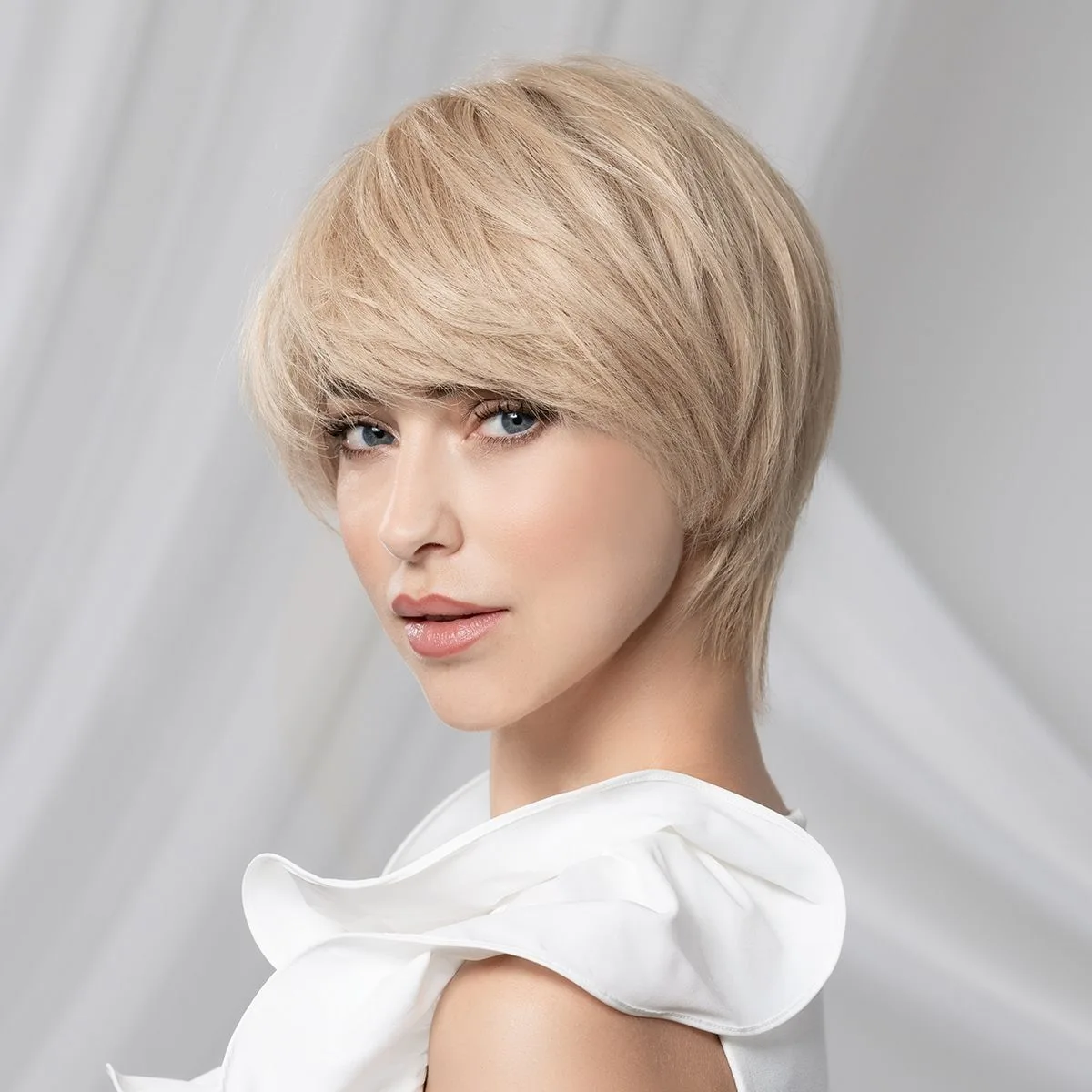 Modelo con la peluca Award Deluxe de Ellen Wille, corte corto rubio